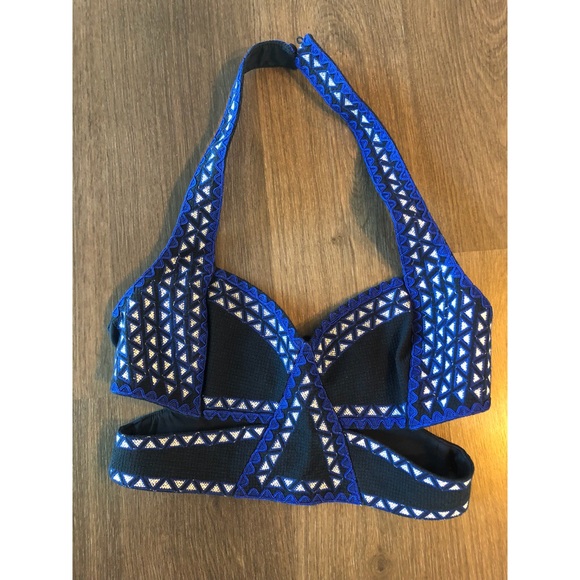 🎉TAKE 50% OFF! BCBG Blue Halter Crop Top - Picture 1 of 2